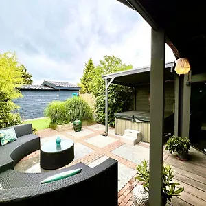 Chalet Cozy With Sauna, Jacuzzi&yard Near Amsterdam, Vijfhuizen